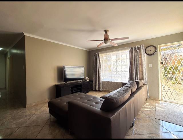 2 BEDROOM SIMPLEX FOR SALE IN COUNTRY VIEW
